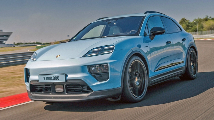 Porsche est la marque qu’Alpine veut concurrencer avec ses modèles électriques. Ainsi le crossover Alpine A390 veut concurrencer le Porsche Macan Electric en proposant une autre vision du SUV sportif électrique. Le Porsche Macan 4S Electric qui, sur la photo est le millionième Macan produit, Alpine devra attendre encore de très longues années avant de parvenir à atteindre un tel niveau de production. © Porsche