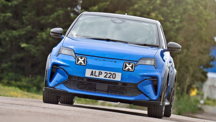 L’Alpine A290 est la nouvelle R5 Alpine ! Disponible en version 180 et 220 ch, elle devrait apparaître dans une version de 300 ch, la seule qui sera à même de rivaliser avec la Peugeot E-208 de 280 ch qui arrive en 2026. © Alpine