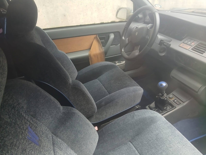 Une Clio Williams abandonnée