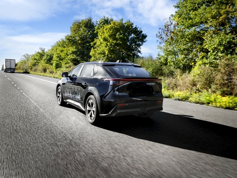Les poids lourds sont les premiers concernés par la route qui recharge, mais le principe est applicable à tout véhicule, comme ici une Toyota BZ4X spécifiquement développée par Electreon.