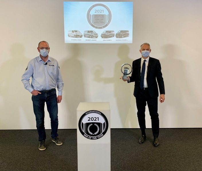 Richard Pizzol, journaliste à Caradisiac (à gauche), remet le Trophée de l'Utilitaire de l'année 2021 à Xavier Peugeot, senior Vice-Président du groupe PSA, couronnant les Peugeot e-Expert, Citroën e-Jumpy et Opel-Vauxhall Vivaro-e.