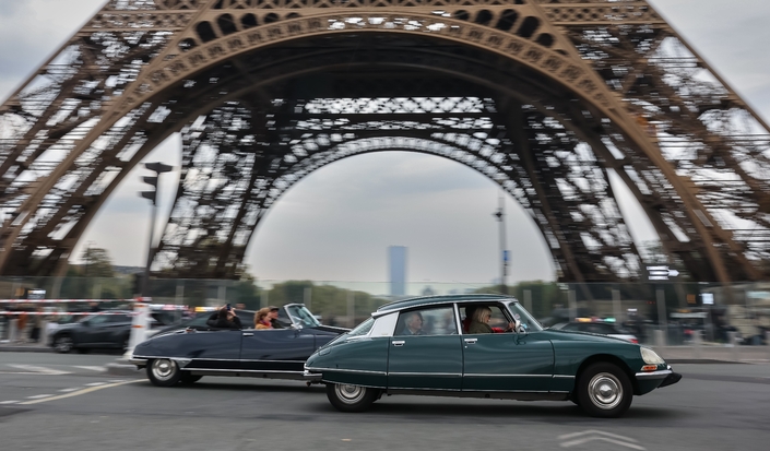 Les Citroën DS filent devant la Tour Eiffel, réunion de deux emblèmes de la technologie française. Photo : Greg.