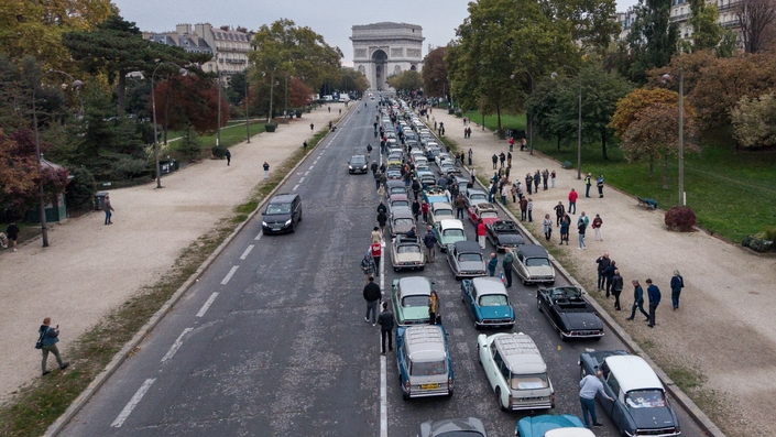 Dimanche matin, avenue Foch, à Paris. Des centaines de Citroën DS viennent colorer de leur beauté la grisaille. Photo : Greg.