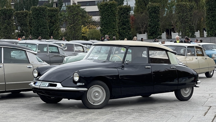Pièce rarissime, une Citroën ID19 Normale, la plus spartiate des ID. Animée par le bloc de la Traction 11, elle se passe en effet de toute assistance, mais aussi de chauffage, d'accoudoirs, et se contente d'une banquette en lieu et place des deux sièges, à l'avant. Sur les 393 exemplaires construits entre octobre 57 et juillet 60, seuls 4 survivraient !