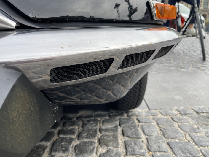 Ces ouïes de pare-choc signalent la présence de la climatisation sur les Citroën DS.