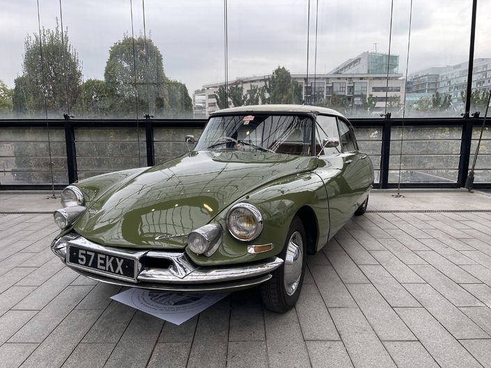 Une bien rare ID 19 fabriquée en Angleterre, à Slough. Elle diffère des versions françaises par ses coloris et ses accessoires.