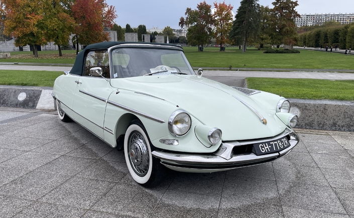 Cabriolet usine mais accessoirisé de 1961, arborant ses cendriers d'ailes dans l'atmosphère humide du parc André Citroën. Sa couleur suffit à faire oublier la grisaille !
