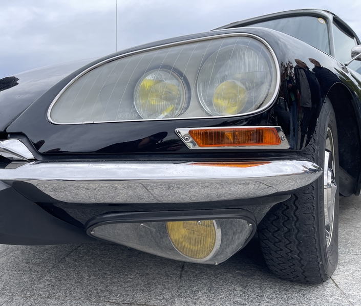 Les antibrouillards montés en supplément renforcent l'agressivité de la face avant des DS post-1967. L'éclairage comptait parmi les points forts de la Citroën.