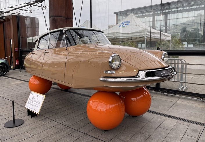 Reproduction de l'ID19 sur ballons servant à illustrer les plaquettes commerciales du modèle dès la fin des années 50.