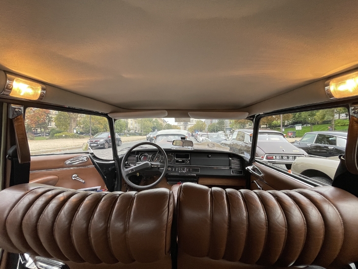 L'habitacle d'une Citroën DS 23 Pallas de 1973, à la magnifique sellerie en cuir (optionnelle). Admirez la visibilité panoramique !
