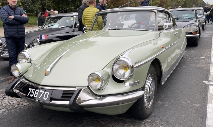 Coupé DS Le Léman réalisé par Chapron. Il arbore le deuxième museau de la DS, introduit en 1962 et plus aérodynamique.