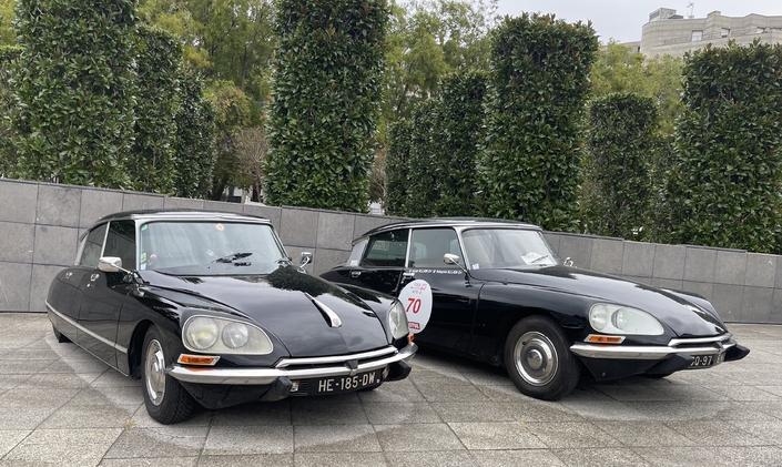 Deux DS dernière mouture, avec les poignées encastrées, dont la DSuper 5 utilisée par François Allain au Tour Auto.