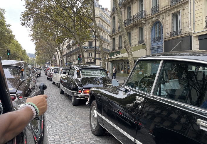 La parade dans le rues de Paris, où les DS suscitent énormément de sympathie. Elles étaient bien plus nombreuses et visibles que lors de la chevauchée de février 2025, en prélude de Rétromobile