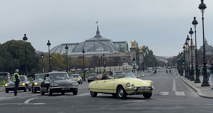 Les Citroën DS traversent la Seine après être passées devant le Grand Palais. Au premier plan, une exceptionnelle découvrable à quatre portes réalisée par Reutter.