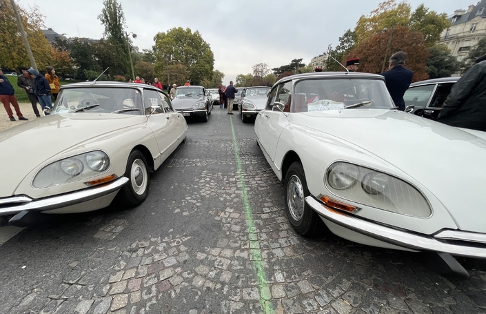 Une vague de Citroën DS avenue Foch, à gauche, une DSuper, à droite, une DS Pallas d'avant octobre 1971.