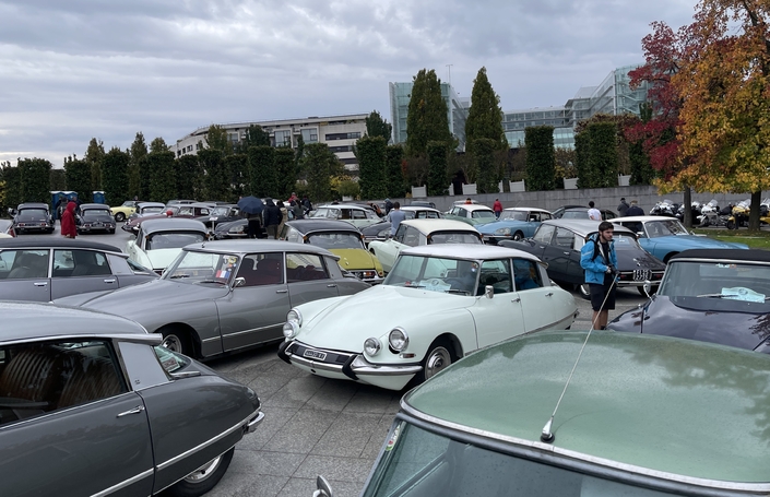 Les Citroën DS et ID réunies au parc André Citroën, sous un ciel lourd qui n'a heureusement lâché que quelques gouttes.
