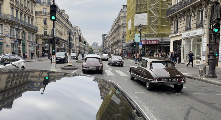 Les DS sont venues d'un peu partout dans le monde. Devant notre 23, une DS 19 venue de Hongrie par la route, et un coupé Chapron en provenance de Suisse. 