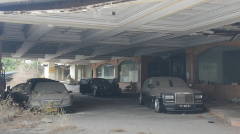 Plusieurs Rolls-Royce abandonnées devant un hôtel cinq étoiles