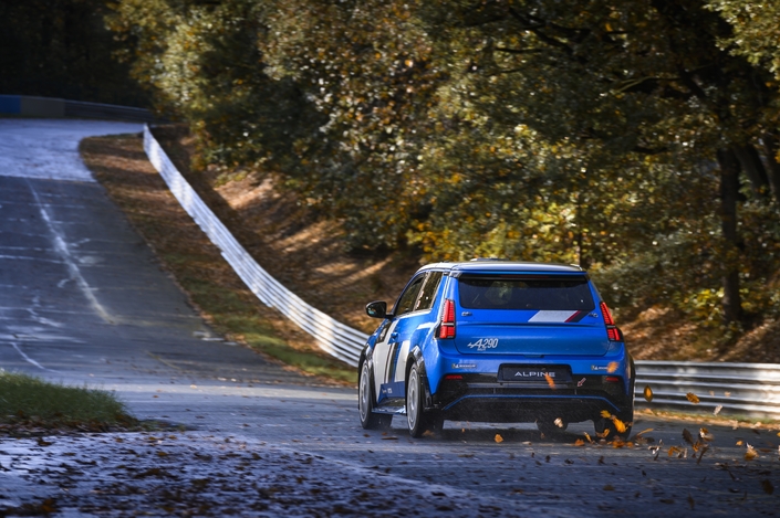 Malgré les mauvaises conditions, l’Alpine A290 met rapidement en confiance.