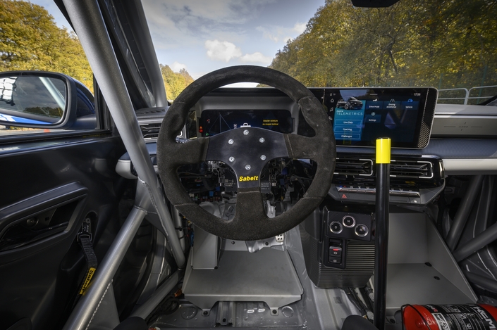 Il est étonnant de constater que le combiné d’instrumentation et l’écran tactile de série sont conservés sur une voiture de compétition.