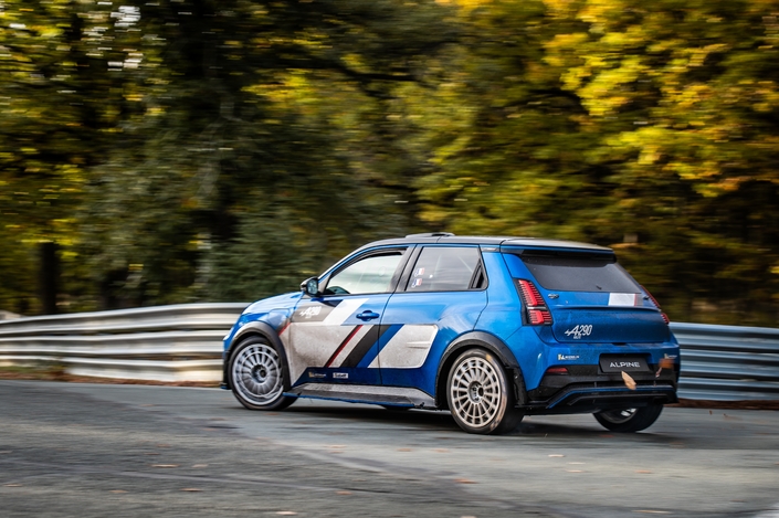 L'absence de boîte de vitesses et de moteur thermique ne s'est même pas fait remarqué pendant ces tours de circuit.