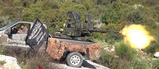 Son pick-up finit dans les rangs des terroristes : il attaque son garage