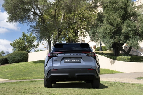 À l’arrière, en revanche, à quelques détails près, le Subaru et la Toyota sont identiques.