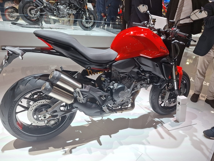Le Ducati Monster se renouvelle et passe au nouveau V2 a l'occasion du salon de Milan