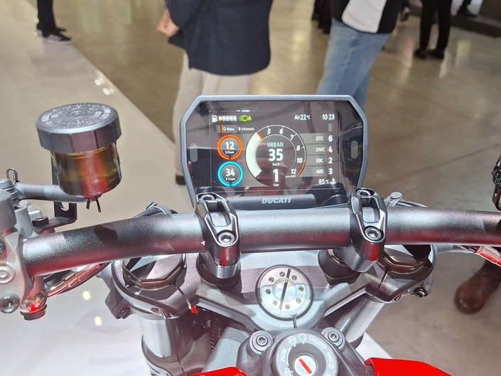 Le Ducati Monster se renouvelle et passe au nouveau V2 a l'occasion du salon de Milan