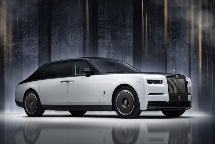 Cette Rolls-Royce reçoit une livrée bicolore contenant des particules de verre iridescentes couleur champagne.