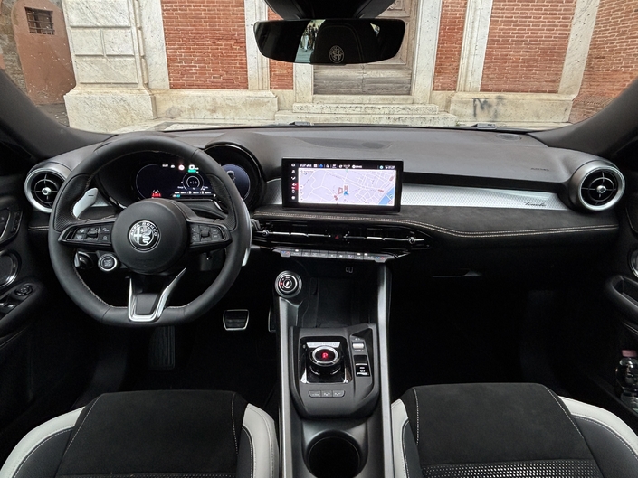 Parmi les évolutions à bord, la commande de boîte de vitesses rotative, de nouvelles garnitures et un éclairage d’ambiance. L’ambiance est toujours chic et plaisante. 