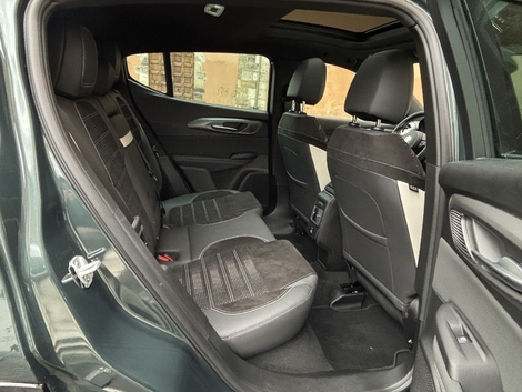 Les places arrière sont correctes pour deux adultes. L’espace aux pieds est pénalisé par le tunnel de transmission.