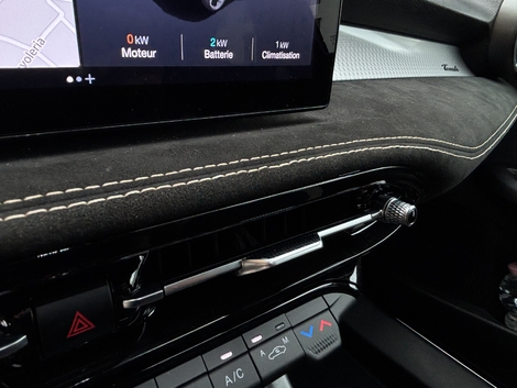 Quelques défauts de finition persistent comme ces surpiqûres pas très droites.