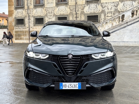 Le nouveau Tonale avec sa calandre et son bouclier redessinés ainsi que la plaque recentrée.