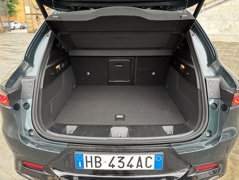 Sur toutes les versions le coffre est vaste (550 litres). Sur l’hybride rechargeable, il tombe à 385 litres. C’est peu. Il dispose toutefois d’un espace de rangement pour les câbles sous plancher.