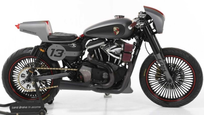 Une Harley-Davidson qui fusionne avec une Porsche Speedster.