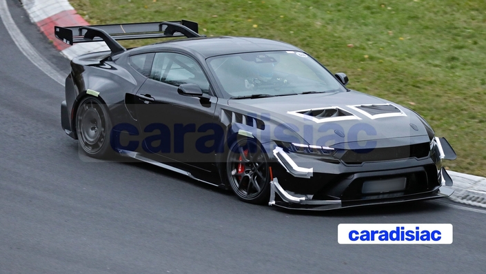 Une belle bête que cette Ford Mustang GTD qui circule à haute vitesse sur la piste de la Nordschleife. Pour Ford, il est nécessaire avant l’hiver de battre le record de 6:49.275 minutes détenu par la Chevrolet Corvette ZRX1. C’est une question de prestige pour la marque à l’ovale.