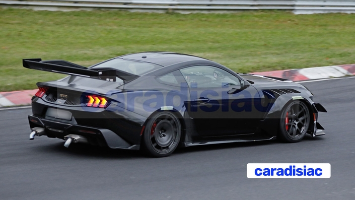 Pour réaliser son record, la Ford Mustang GTD n’aura que peu de temps avant l’hiver qui s’en vient et qui stoppera tous les essais. Pour Ford, il s’agit soit d’arriver à réaliser le record dans un court laps de temps, soit d’emmagasiner suffisamment d’expérience et de données pour réaliser ce record l’an prochain.