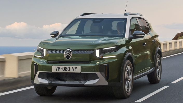 En dessous du SUV Citroën C3 Aircross qui mesure 4,40 m de long, il y a de la place pour un petit SUV citadin. Pour s’en aller lutter contre la Hyundai Inster par exemple, une mini-citadine typée SUV de 3,82 m de long.