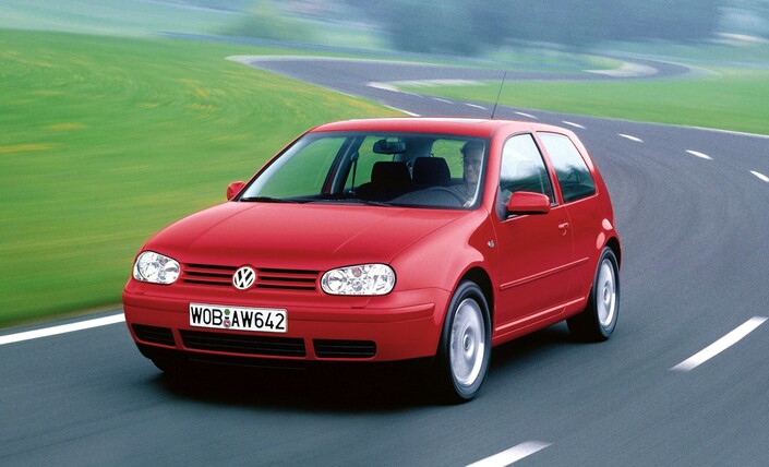 Dynamiquement, la VW Golf IV GTI est plus rapide que sportive, la faute à une suspension mal amortie. On comprend mieux pourquoi de très nombreux propriétaires l'ont rabaissée et raffermie...