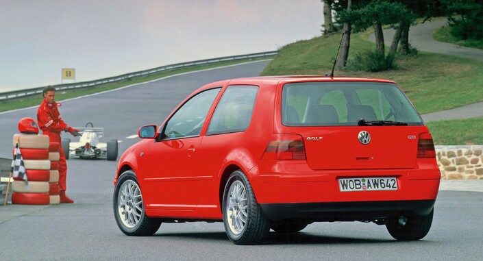 A l'arrière, la VW Golf IV GTI reçoit des feux aux clignotants fumés, suivant la mode de 1998. Les jantes en alliage de 16 pouces sont de série.
