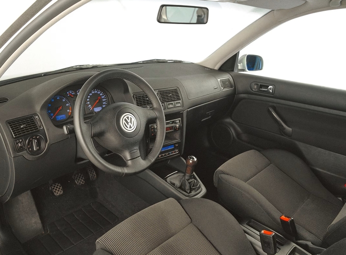 Finition au cordeau et style élégant caractérisent le tableau de la VW Golf IV GTI. Sa remplaçante ne sera pas aussi bien lotie !