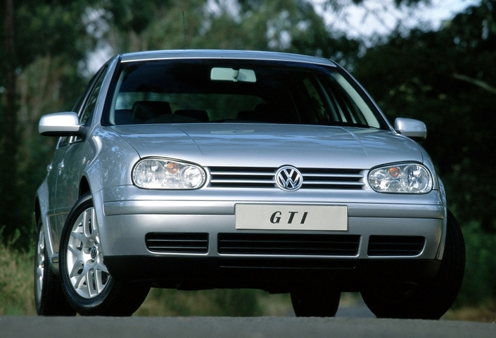 Extérieurement, la VW Golf IV GTI, ici en 1998, ne se différencie pratiquement pas de ses soeurs, même pas un filet rouge sur la calandre !