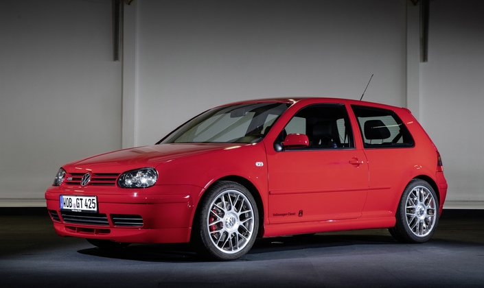 Fin 2001, la VW Golf IV GTI a droit à une série limitée à 3 000 ex dite 25e anniversaire, qui étrenne le bloc de 180 ch. Elle se signale par ses grandes jantes de 18 et son kit carrosserie, notamment.