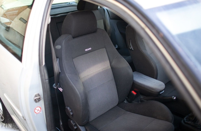 Les sièges Recaro montés d'origine dans la VW Golf IV GTI sont d'un grand confort. Cela dit, leur bourrelet extérieur a tendance à se trouer. Photo : Benzin.fr.