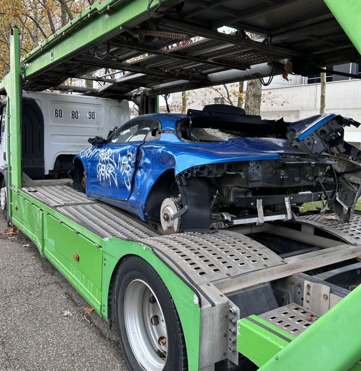 Tout le monde se sert sur ces Alpine A110 abandonnées