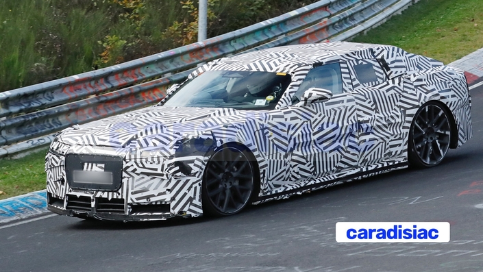 Sur le Nürburgring, Jaguar poursuit les essais de sa nouvelle GT électrique qui finalement devrait être présentée au cours de l’année 2026, Jaguar ayant besoin d’un peu plus de temps pour finaliser ses nouvelles voitures électriques basées sur la nouvelle plateforme JEA.