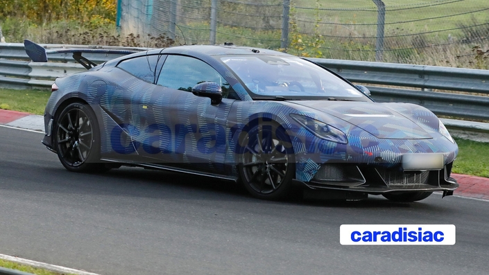 Un coupé électrique 2+ 2, rival de la Porsche 911, c’est le coupé Denza Z dont le prototype roule sur le Nürburgring et aux abords du circuit. Denza est la marque de luxe de BYD, un constructeur chinois qui veut investir massivement en Europe dans les prochaines années.