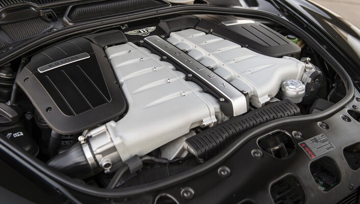 Le moteur W12 de la Bentley Continental Flying est très solide, tout comme sa boîte. Mais le moindre pépin périphérique se paie au prix fort vu le manque d'accès !