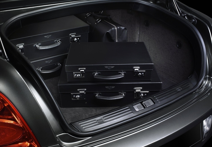 Le coffre de la Bentley Continental Flying Spur accueille 475 l de bagages. Juste correct vu l'encombrement de l'engin.
